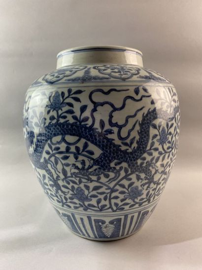  CHINE - Fin de la dynastie Qing ou postérieure 
Jarre en porcelaine décorée en bleu...