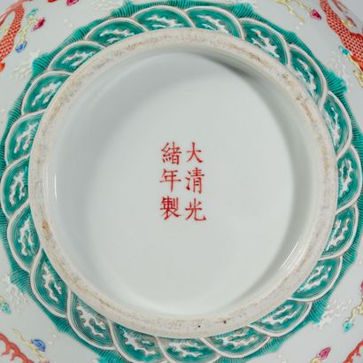 null CHINE - XXe siècle

Vase de forme "shangping" en porcelaine émaillée polychrome...