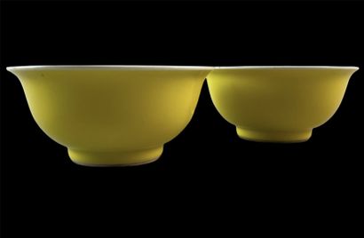 null CHINE - XXe siècle

Paire de bols en porcelaine émaillée jaune. Au revers, la...