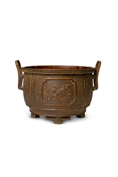 null JAPON - Epoque EDO (1603 - 1868)

Cache-pot de forme quadripode en bronze à...