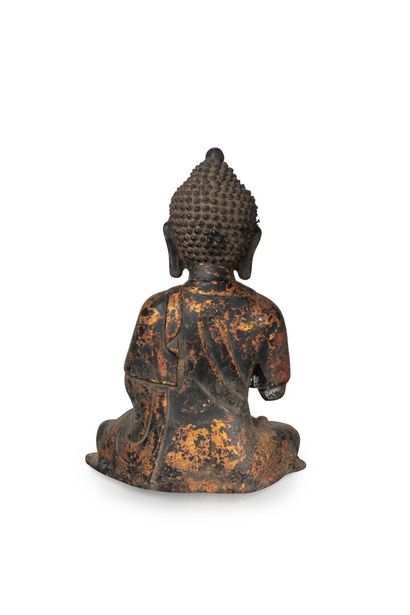 null CHINE - Epoque MING (1368 - 1644)

Statuette de bouddha en bronze à patine brune...