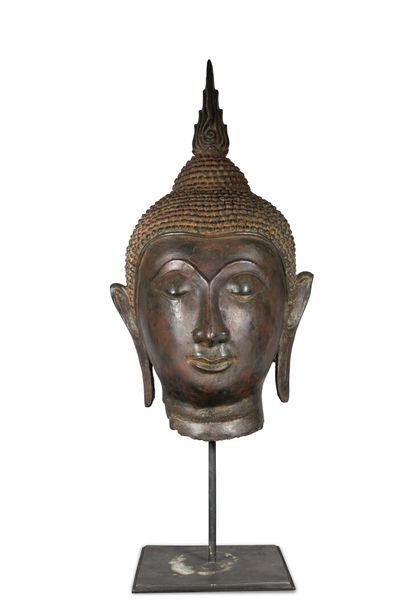 null THAILANDE - XVe/XVIe siècle

Tête de bouddha en bronze à patine brune et rouge,...
