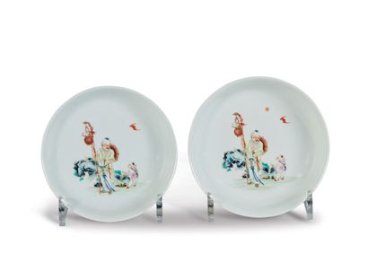 null CHINE - XXe siècle

Paire de coupes en porcelaines émaillée polychrome à décor...