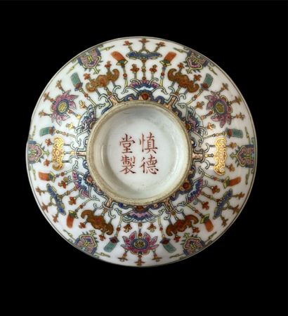 null CHINE - Epoque DAOGUANG (1821 - 1850)

Bol couvert en porcelaine décorée en...