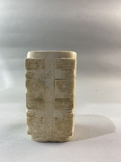 null CHINE - XXe siècle

Cong en néphrite calcifié blanche à décor incisé de trigrammes...