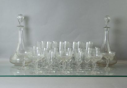 null SUITE DE VERRES à pied en cristal gravé comprenant 9 verres à eau, 9 verres...