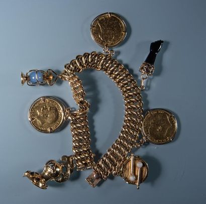 null BRACELET en or maille américaine agrémenté de sept pendeloques en or: 3 pièces,...