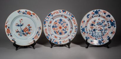 null [JAPON] TROIS ASSIETTES en porcelaine à décor dit IMARI de bleu sous couverte...