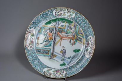 null [CHINE] Assiette en porcelaine et émaux de la famille verte à décor d'une scène...