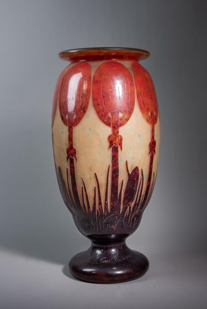 null LE VERRE FRANCAIS Vase en verre à décor de champignons stylisés dégagés à l'acide....