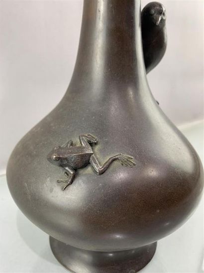 null [JAPON] VASE en bronze patiné à décor de grenouille et d'oiseau. Signé sous...