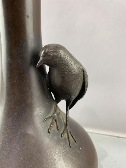 null [JAPON] VASE en bronze patiné à décor de grenouille et d'oiseau. Signé sous...