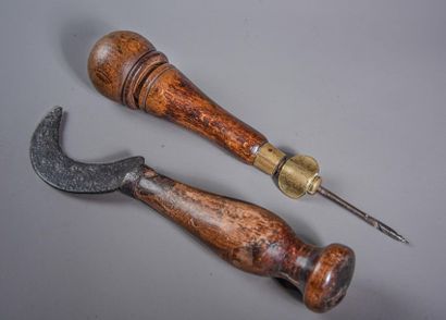 null [ARTISANAT] Deux outils de bourrelier: une serpette et un poinçon au manche...