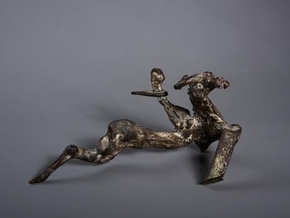 null ARTHUR SPRONCKEN (Attibué à). "Capricorne" Bronze patiné.
 Long: 17 cm.