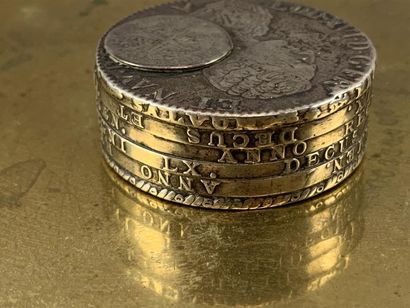 null BOITE en argent composée de pièces anciennes du XVIIIe siècle soudées entre...