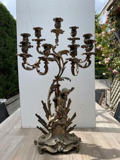 null PAIRE CHANDELIERS en bronze argenté à 9 bras de lumière terminés par des bobèches....