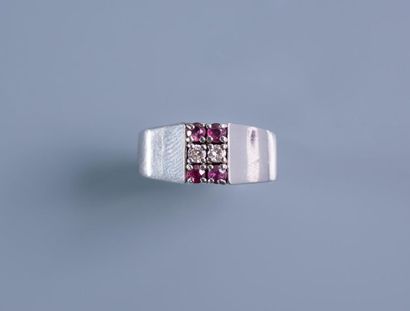 null RING in 18 ct white gold with 2 small brilliants framed by 4 small round rubies....