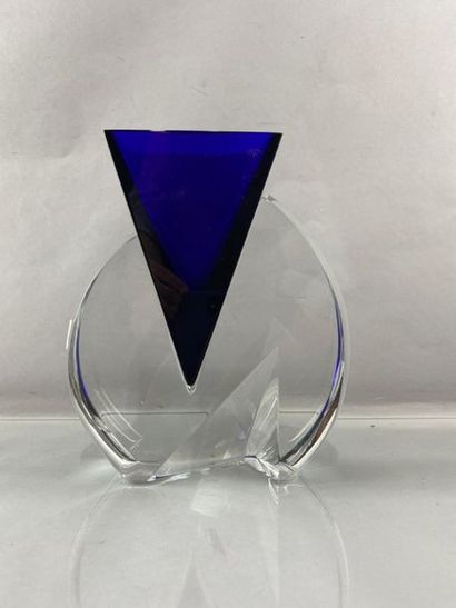 null BACCARAT, VASE moderniste en cristal en deux éléments l'un bleu et l'autre translucide....