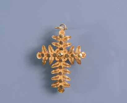null IMPORTANT CROSS in 14 ct. filigree gold
P: 14,3 g
5 x 3,5 cm. 