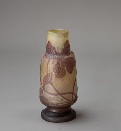 null ETABLISSEMENT GALLE Vase miniature à décor floral dégagé à l'acide. Début XXe....