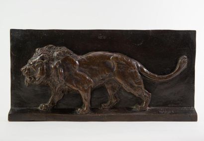null Antoine-Louis BARYE (1795 - 1875) «Lion marchant» Bronze en haut relief, signé....