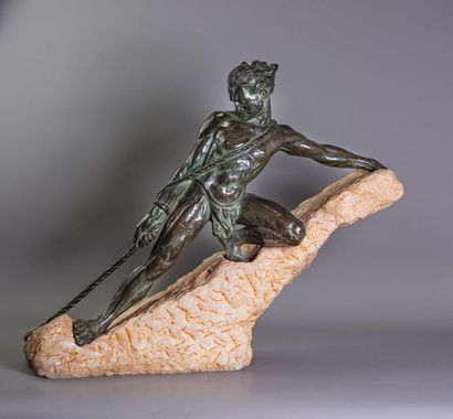 null René PAPA (XIX-XX) "Figure Herculéenne" Régule à patine verte, signé sur le...