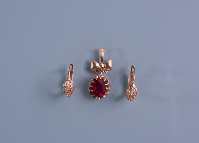 null LOT OR 14 ct : Pendentif noeud orné de verroterie rouge. PB: 3,8 g. Paire de...