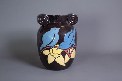 null Simone LARRIEU (1912-1996) Vase ovoïde en faïence émaillé bleu et jaune sur...