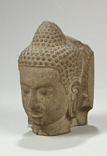 null "Tête de Bouddah", sujet en grès, dans le gout de l'art Thai du XVIe siècle