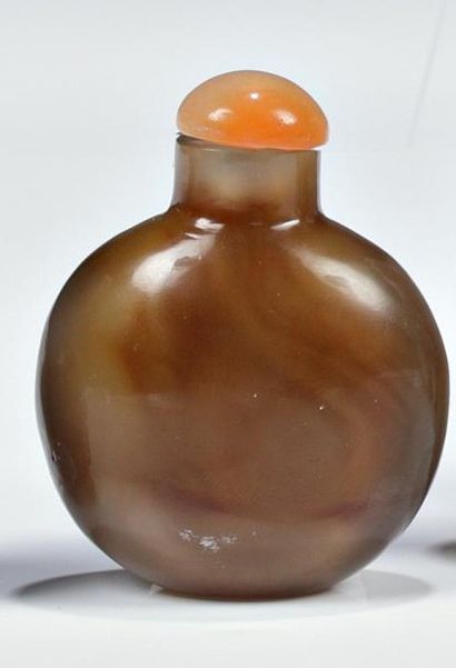 TABATIERE en verre marron, H: 6 cm (bouc...