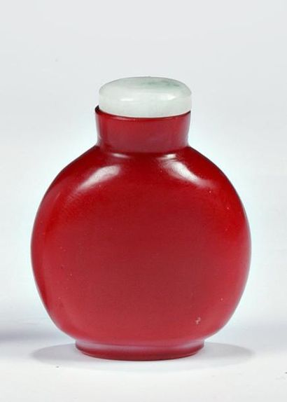 null TABATIERE en verre rouge, H: 5 cm (bouchon).