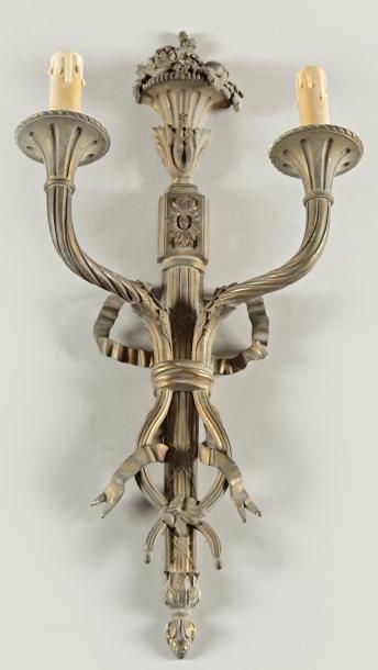 null APPLIQUE en bronze doré à deux bras de lumière, style Louis XVI