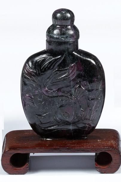 null TABATIERE et son bouchon en pierre violette, H: 9 cm (socle) (manques)