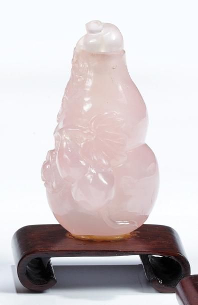 null TABATIERE en quartz rose à décor de fruits, H: 9 cm (socle)