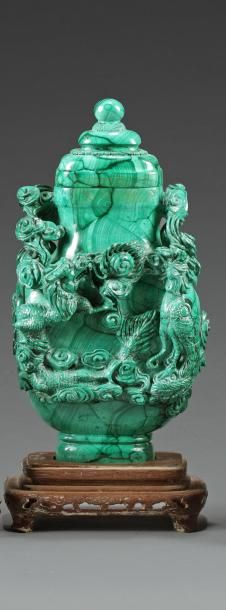 null VASE couvert en malachite à décor de dragons, H: 30 cm (avec socle)