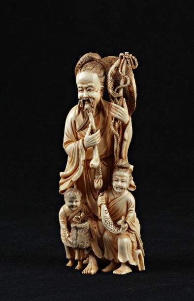 null GROUPE en ivoire représentant un pêcheur et sa famille, Chine, début XXe siècle...