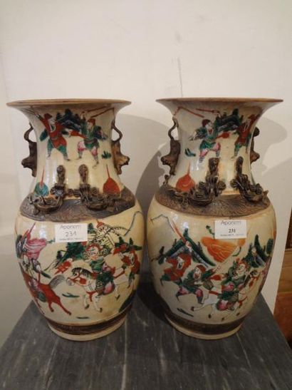 null Deux vases Chine à décor polychrome rouge orangé orcre....