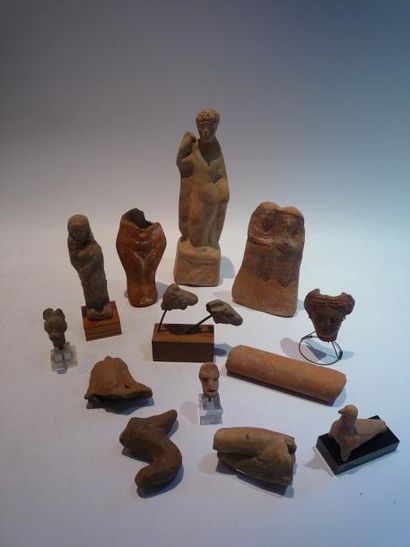 Lot de figurines et fragments de figurines...