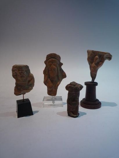null Lot de 4 fragments de figurines dont un Atis vêtu du vêtement oriental et du...