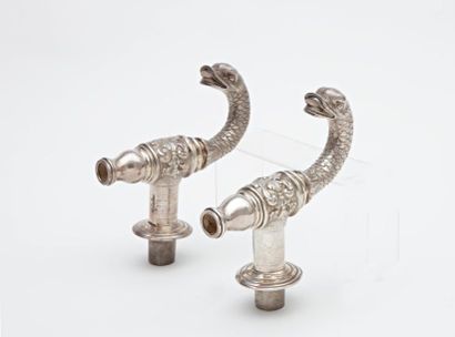 null Paire de robinets en bronze argenté figurant des dauphins. XXème siècle