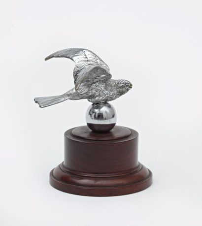 null Sculpture en métal argenté et ciselé représentant un oiseau sur une boule, monté...