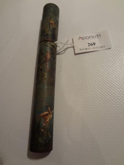 null ETUI A POULET en bois peint à décor d'oiseaux branchés, H: 14,7 cm