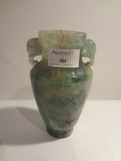 null Un petit vase en jadeite verte à vérifier les deux anses en forme d'éléphants....