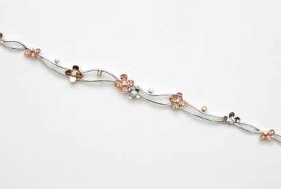 null BRACELET « fleurettes » articulé en or rose et gris ajouré serti de petits diamants....