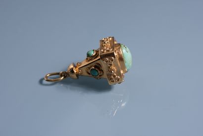 null 18 ct gold pyramid pendant with turquoise stones. Italy. In R. Pb : 8.3 g.