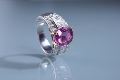 null BEAUTIFUL RING in 18 ct white gold set with a deep pink sapphire of 5,12 ct...