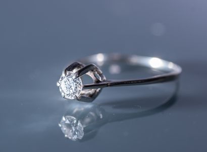 null SOLITARY in 18 ct white gold set with a brilliant of about 0,20 ct. PB: 1,9...