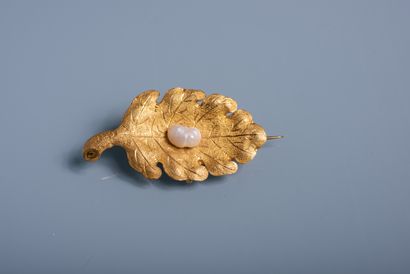 Oak leaf brooch in 18k gold with a baroque...
