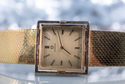 null OMEGA. Lady's wristwatch. Case and bracelet in 18 ct gold. Rectangular dial...