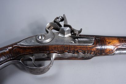 null Flintlock pistol. Round barrel with sides cut with the thunder, engraved with...